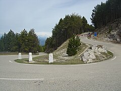 Une épingle à 1 525 m d'altitude, après une portion difficile suivant le mont Serein.