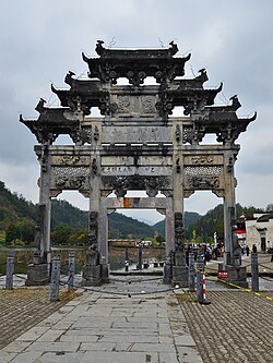 西逓村の牌坊