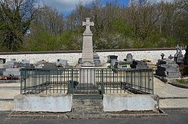 Monument aux morts, situé dans la cimetière de la commune de Roinville-sous-Dourdan en 2014.