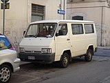 Nissan Trade Combi (versión mixta para pasaxeiros e cargas).