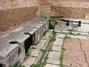Oud-Romeins openbaar toilet in Ostia Antica