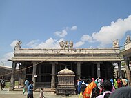 Мандапа перед входом в храм