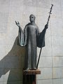 Statuo de Oliba en ĉefa enirejo de Monaĥejo Ripoll