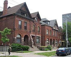 Rumah-rumah lebih besar biasanya ditemukan di Annex utaranya Bloor Street