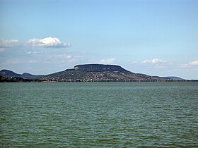 Vue du mont Badacsony depuis le lac Balaton.