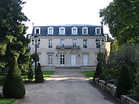 O Hôtel de ville de Garches, e o parque circundante.