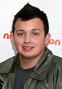 Noah Munck interprète Gibby.