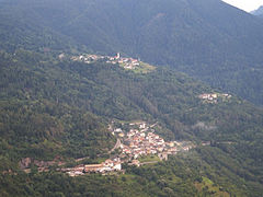 Sover und die Ortsteile Montesover (links) und Facendi (rechts) im Hintergrund