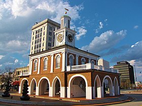 Vista do Market House e do centro de Fayetteville