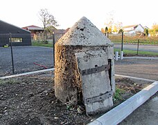 Blockhaus d’une place construit par les Allemands pour surveiller l'aiguillage de la voie ferrée toute proche.