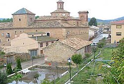 Anvista de la Ilesia de lo Carmen y de lo parque infantil.