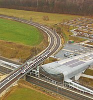 Bahnhof Meroux TGV für den Regionalverkehr (oben) und Bahnhof Belfort-Montbéliard TGV für den Schnellverkehr (unten)