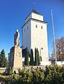 Krigsminnesmerke over falne fra distriktet i andre verdenskrig foran Haug kirke. Foto: Wolfmann, 2016