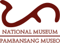 Tatak ng Pambansang Museo ng Pilipinas, na may titik pa ng Baybayin sa gitna, sa tradisyonal na kubadong istilo..