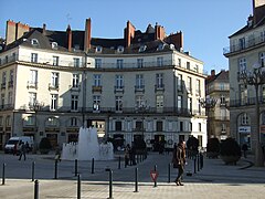 Vue partielle de la place avec la brasserie La Cigale et la fontaine.