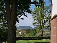 Lage der Kirche mit Blick auf den Pfälzerwald