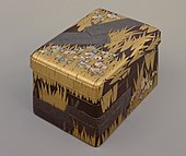 Caja de escritura de maki-e y raden con incrustaciones y con diseño de «Ocho puentes» (yatsuhashi), de Ōgata Kōrin, Tesoro Nacional, período Edo, siglo XVIII. Las flores son incrustaciones de conchas de abulón. Museo Nacional de Tokio.[12]​