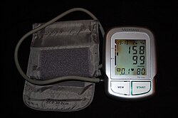 מד לחץ דם לזרוע המראה יתר לחץ דם (לחץ סיסטולי של 158 mmHg, לחץ דיאסטולי של 99 mmHg וקצב לב של 80 פעימות לדקה)