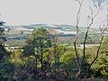 La vallée du ruisseau des Trois Fontaines et, à l'arrière-plan, le versant sud de la Roche du Feu, vus depuis Roc'h Tourment, en Edern.