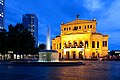 Beleuchtete Alter Oper mit Lucae-Brunnen