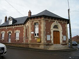 The town hall in Damery