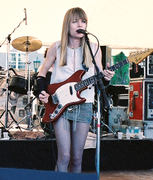 Tina Weymouth bersama Tom Tom Club pada tahun 1986