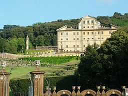 Villa Aldobrandini på bergsluttningen ovanför Frascati.