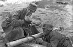 Utbildning på Panzerschreck 43 (1943). Skytt i gasmask.