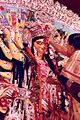 Vrouwen brengen offers aan Durga tijdens Durga Puja