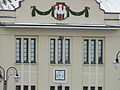 Herb Radomia umieszczony na tympanonie ryzalitu środkowego starego budynku dworca.