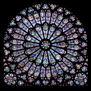 חלון רוזטה ועליו ויטראז'ים, מעוצב בסגנון גותי קורן, בקתדרלת נוטרדאם שבפריז, צרפת.