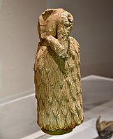 Brezglavi kip sumerskega moškega častilca iz Khafajaha v Iraku, na ogled v muzeju Sulejmanija v Iraku od leta 1961. Izgubljeni zakladi iz Iraka ne omenjajo nobenega statusa.[19]