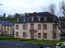 Schloss Jesberg; links im Hintergrund der Bergfried der ehemaligen Burg Jesberg