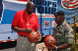 Haywood signeert een bal in Nellis Air Force Base