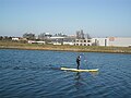 Ein Stehpaddler auf dem Main-Donau-Kanal bei Nürnberg