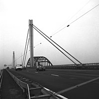 Links eerste deel voltooid in 1972, rechts oude boogbrug