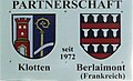 Tafel mit den Wappen von Klotten und der Partnergemeinde Berlaimont