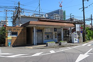 坂本方向月台的車站大樓