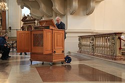 Die Truhenorgel, am Instrument Domorganist Heribert Metzger