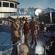 Dreharbeiten zum James-Bond-Film Im Geheimdienst Ihrer Majestät auf Piz Gloria Schilthorn, im Vordergrund Telly Savalas, links, Peter R. Hunt, Mitte, und George Lazenby, rechts, 1968