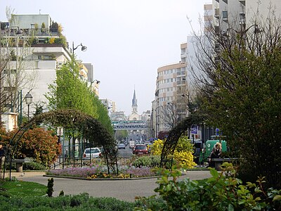 Jardin Federica Montseny et perspective sur l'église Notre-Dame-de-la-Gare de Paris.