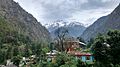 Blick auf die schneebedeckten Siwalik-Berge im Kullu-Distrikt im indischen Bundesstaat Himachal Pradesh