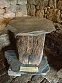 Le musée de l'Abeille Vivante et la Cité des Fourmis, ruche traditionnelle de Lozère (tronc de châtaignier évidé recouvert d'une pierre).