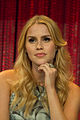 Claire Holt interpreta Emma Gilbert.