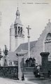 L'église paroissiale Saint-Tugdual et le calvaire vers 1920 (carte postale collection Villard).