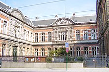 Vue d'ensemble du bâtiment depuis la rue de la Régence.