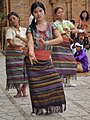 अपने मंदिर के सामने नृत्य करतीं चाम (Cham) स्त्रियाँ