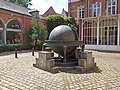 De hemelglobe op de binnenkoer van het Atrechtcollege in Leuven.