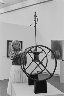Erika Billeter betrachtet stehend die Bronzeskulptur «Le chariot», 1950, von Alberto Giacometti, Kunsthaus Zürich, Schwarzweissfotografie, Hochformat, 1979