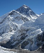 L'Everest entre le Népal et la Chine, le plus haut sommet du monde avec une hauteur de 8 848 m au-dessus du niveau de la mer.